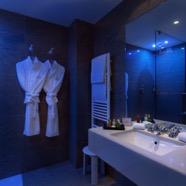 Deluxe_Spa_Room_Bathroom_Cromotherapy_Shower_Blue.jpg