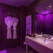 Deluxe_Spa_Room_Bathroom_Cromotherapy_Shower_Violet.jpg